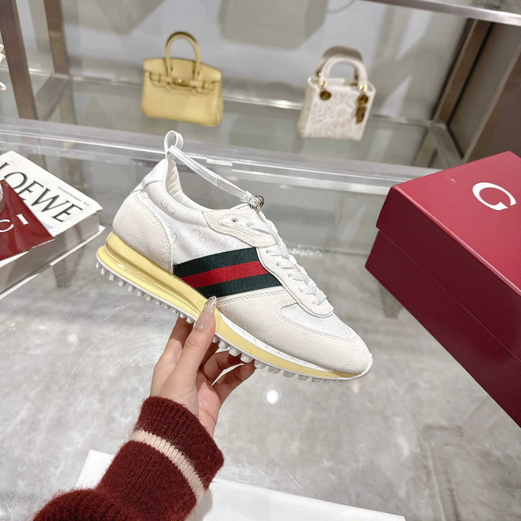 👟👟Ex-factory price 640👟👟 2025 dynamic item👍Light and flexible outsole has been specially treated🌹Permeated with a strong retro style💋Removable and adjustable ankle strap. 👌The tongue is decorated with a 3D Gucci logo created by high-frequency embossing technology❤The fabric lining is comfortable👏Breathable👏Ultra-light vacuum foam sole, very lightweight🍎Size 35-40, fully packaged